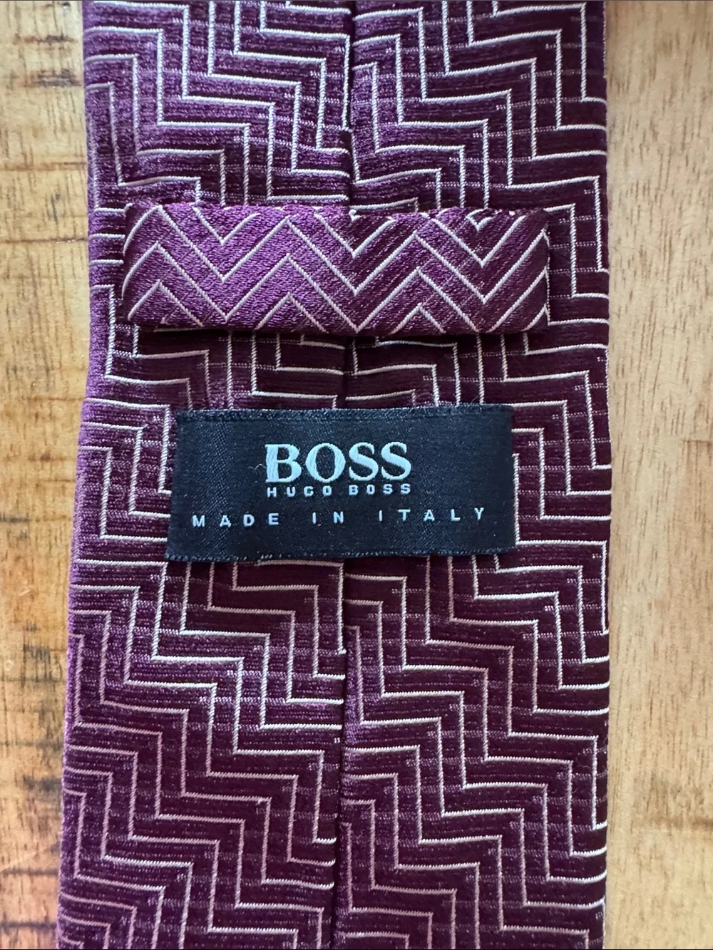 BOSS HUGO BOSS MADE IN ITALY Men's burgundy maroon red Zigzag Pattern Silk Tie